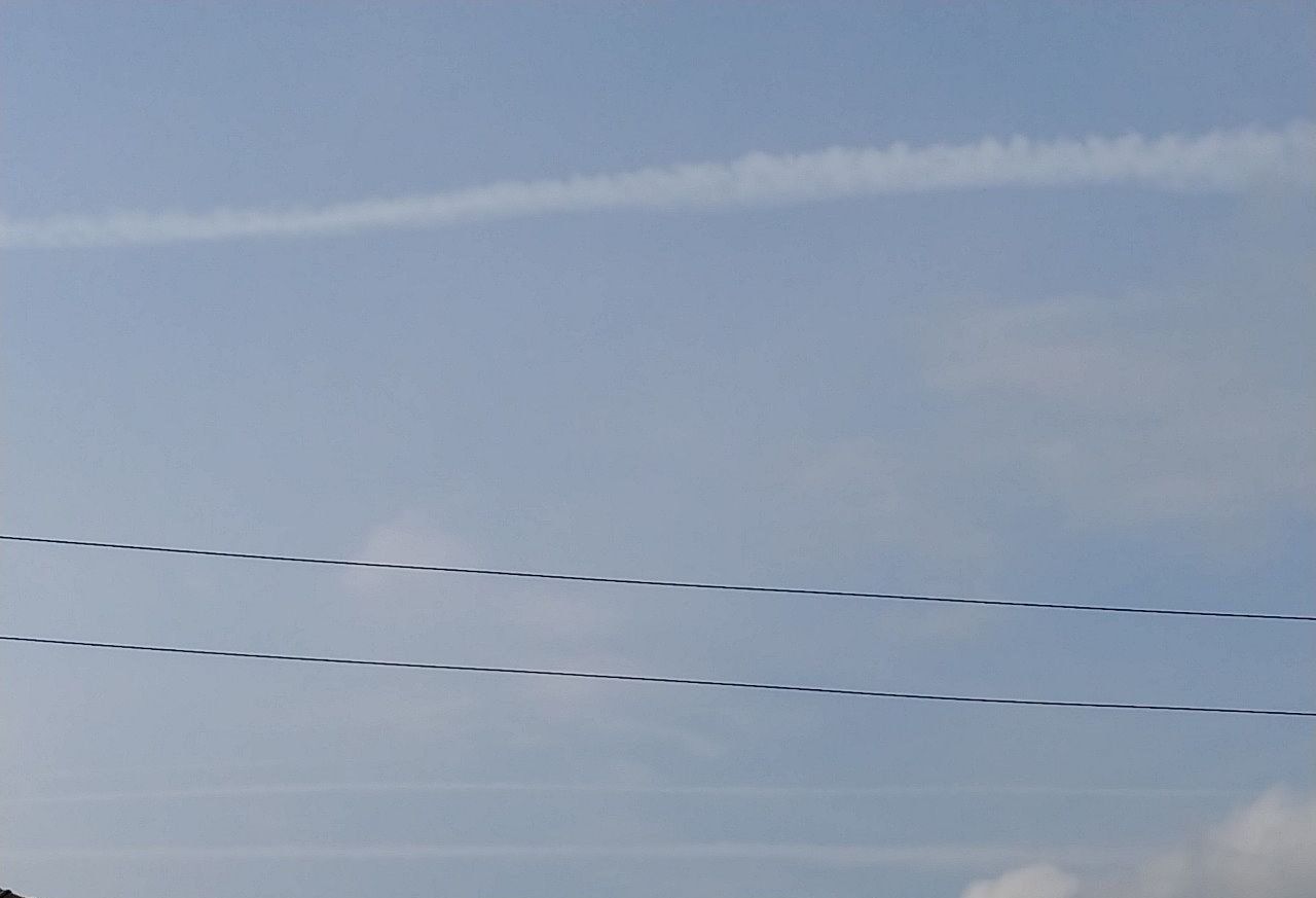 飛行機雲が３本並んでいました