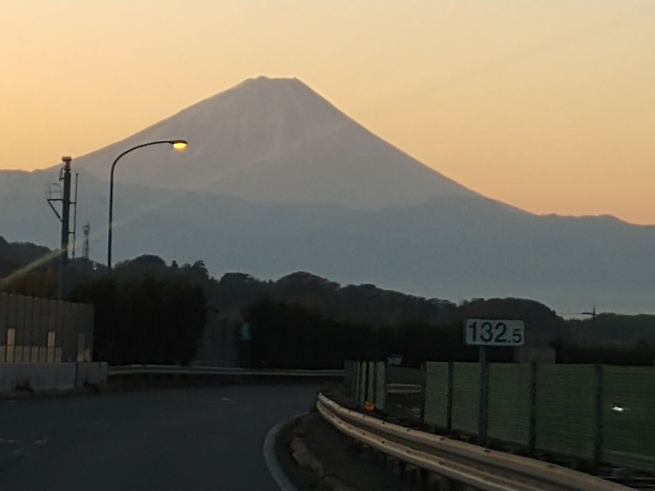 朝焼けの中の富士山