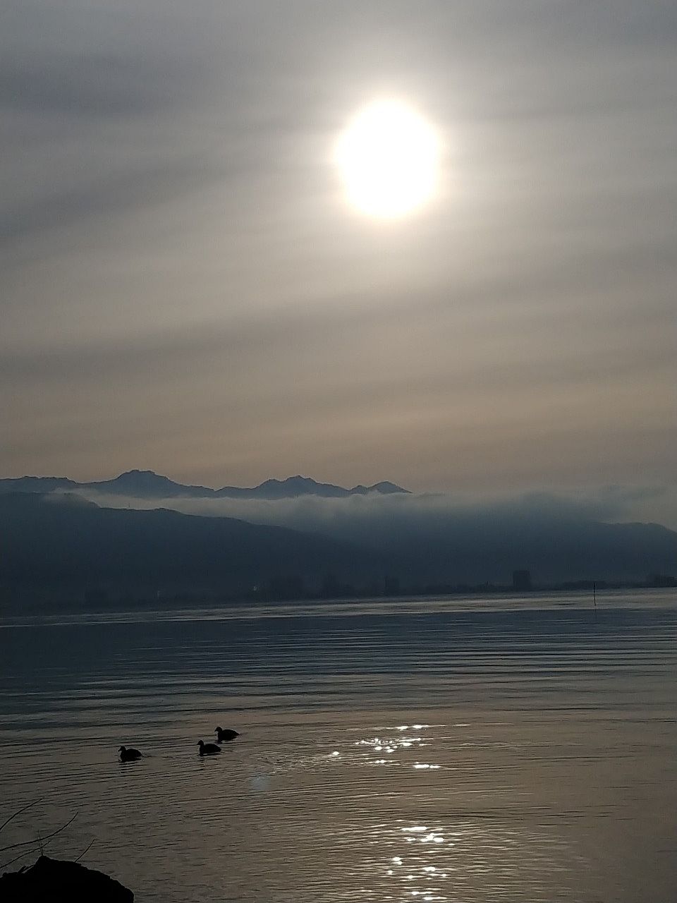 朝日に照らされた諏訪湖
