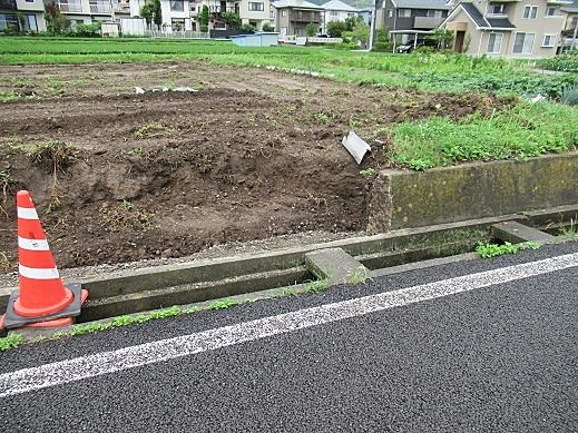 道路と宅地の間にある岡谷市所有のコンクリート構造物を、許可を得て一部撤去しました。出入り口を確保する為です。