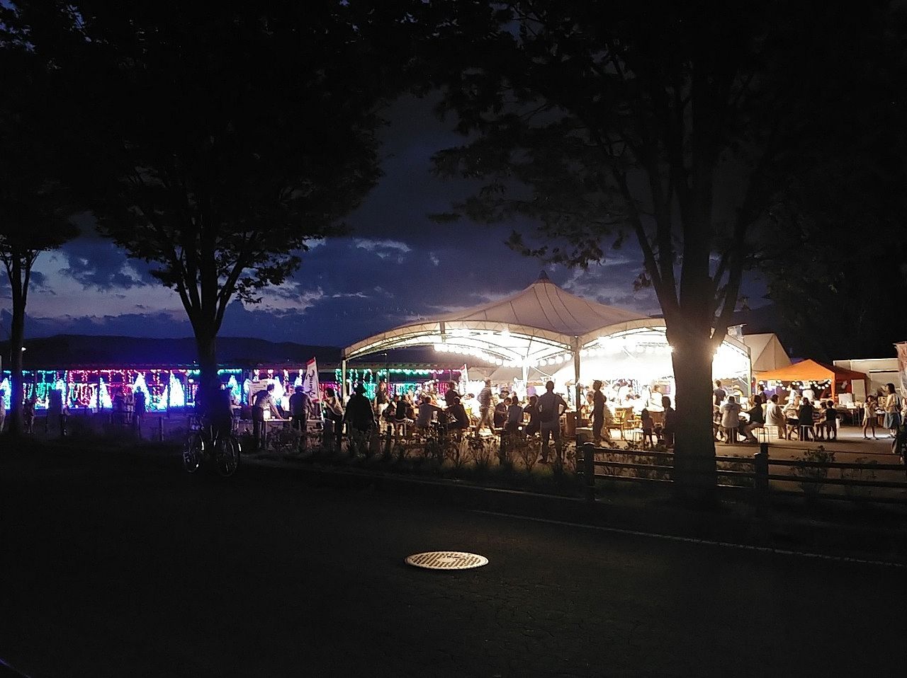 しもすわサマーイルミネーション2019が行われている下諏訪町赤砂崎公園で、同時開催イベント「あかすなみずべテラスinサマー」が盛り上がっています✩イベントは本日午後10時まで。まだ間に合いますよ～!