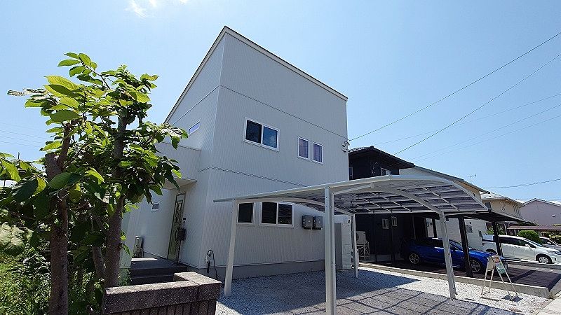 西友まで徒歩7分、小学校まで徒歩15分、下諏訪駅まで徒歩14分と利便性の良い土地にある中古住宅です。ホクシンハウスの築3年の築浅の中古住宅です。４LDKと部屋数が多く、建物も32坪と広々としたお家になります。南側にはお庭とウッドデッキがあります。部屋数も多いので子育てをお考えの方におススメ物件です。