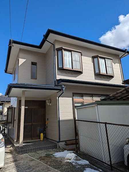 南側のお土地より1段高い所にありますので日当たりの良い土地です。閑静な住宅街にある中古住宅です。喧騒から離れ、静かにお住まいになりたい方におススメです。