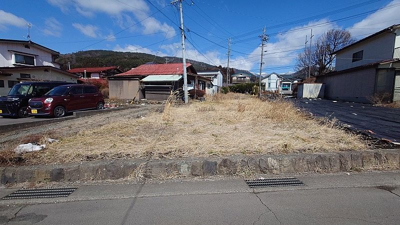 神明小学校まで700m、北部中学校まで550mと通学に便利な立地です。今井西のバス停まで徒歩2分、フォレストモール岡谷まで徒歩9分、岡谷ICまで車で3分と生活に便利な陽当りの良いお土地です。
