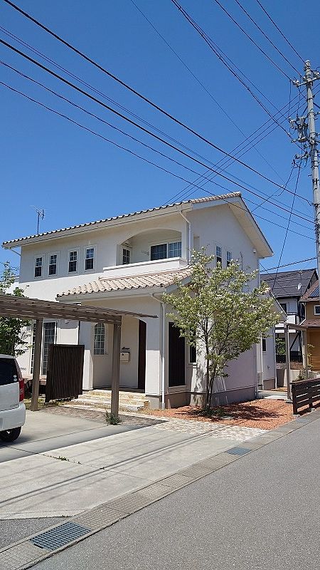 シャルドネホームの中古住宅です！化学物質を出さない天然木自然塗料、自然素材塗り壁など自然派のこだわり。
玄関にはシューズクロークとコート収納用クローク。家族が集まる広いリビングと和室。使い易い回遊導線。
