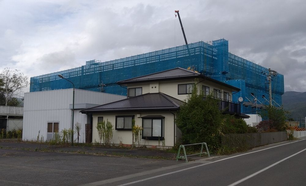 工場付きの2世帯住宅！　140坪の敷地に2棟の建物。（住宅：木造2階建て55坪 ＆ 工場：鉄骨造平家建て47坪）
