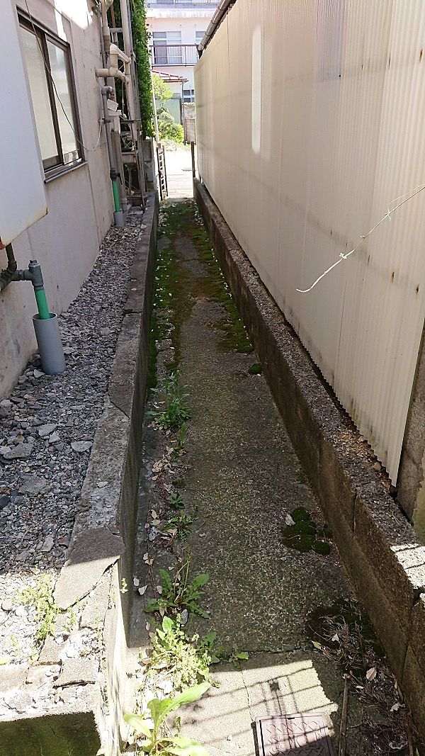 この部分を使って、諏訪市道から上・下水道を引込んであります。